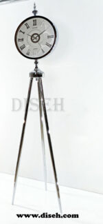 ساعت نقره ای ایستاده