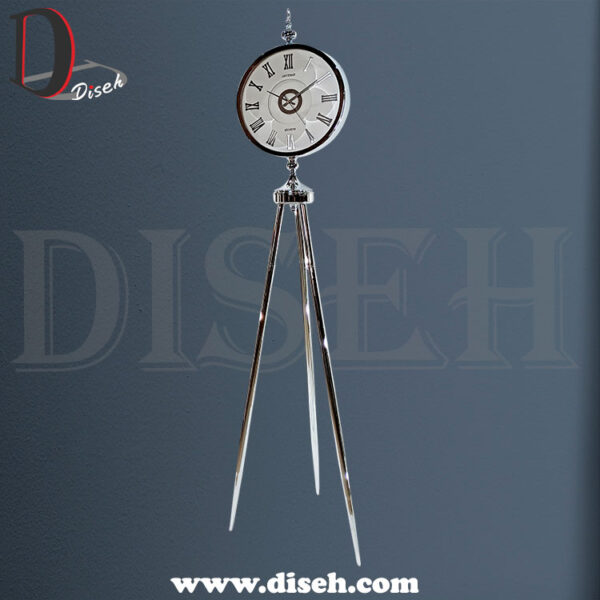 ساعت نقره ای ایستاده