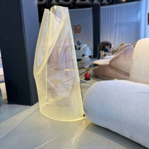 آباژور ایستاده کنار مبلی خاص