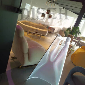 آباژور ایستاده کنار مبلی خاص